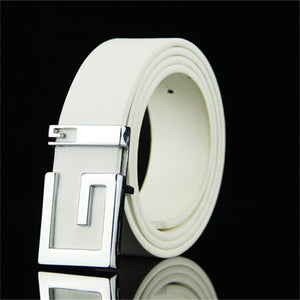 White fashionable smooth buckle belt with a modern silver G-shaped buckle, ideal for both men and women.